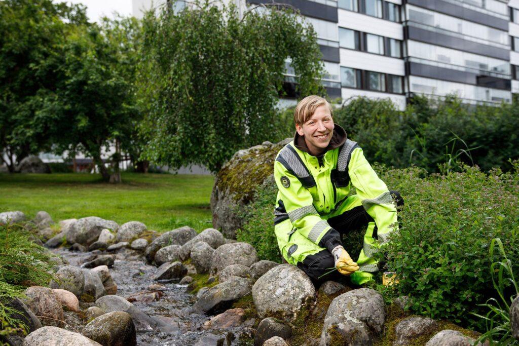 Eva-Lotta Dahllund vid den konstgjorda bäcken i Björkparken i Vasa.