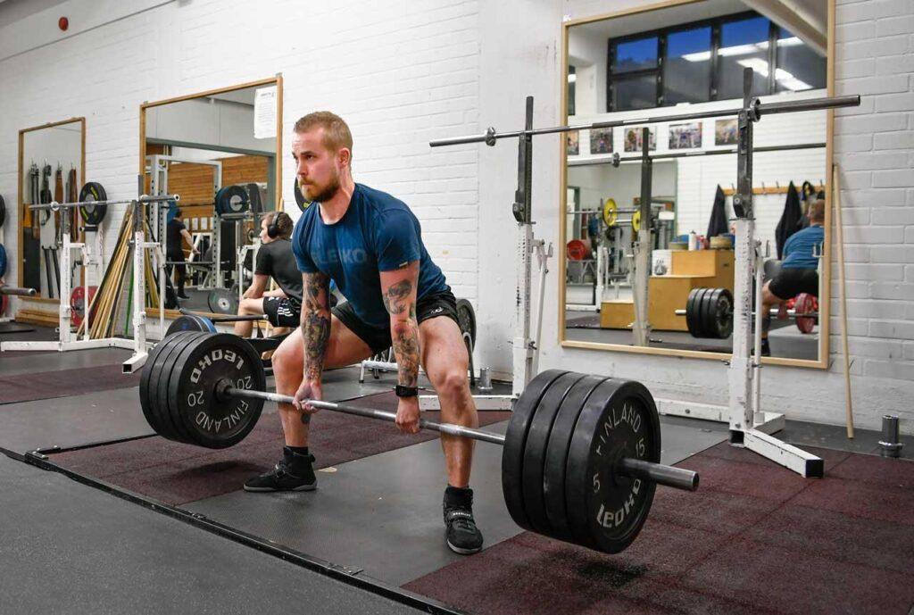 Niclas Strand gör marklyft med 200 kilo på stången.