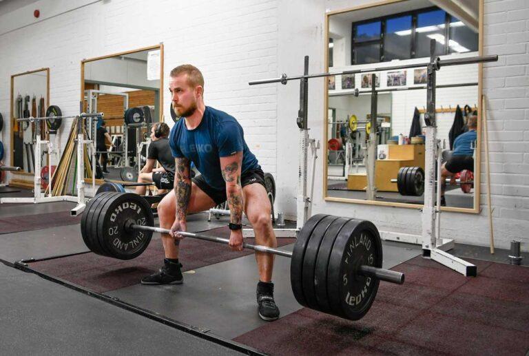 Niclas Strand gör marklyft med 200 kilo på stången.