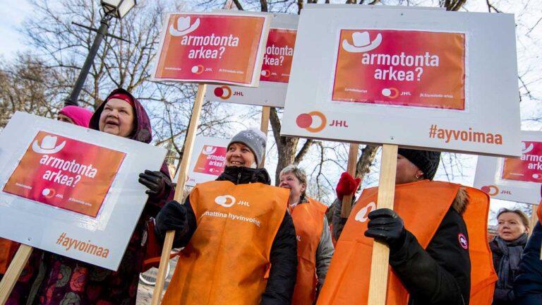 JHL-medlemmar på Arkea strejkar i protest mot avtalsshopping.