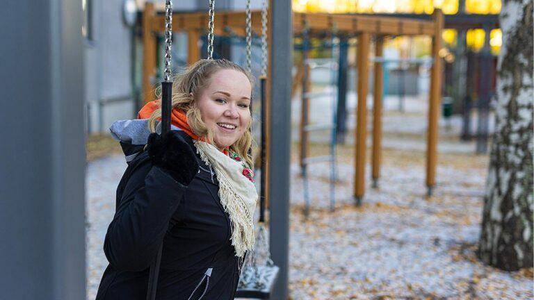 Koulunkäynninohjaaja Sirpa Hietanen Alavan sairaalokoulun pihalla.
