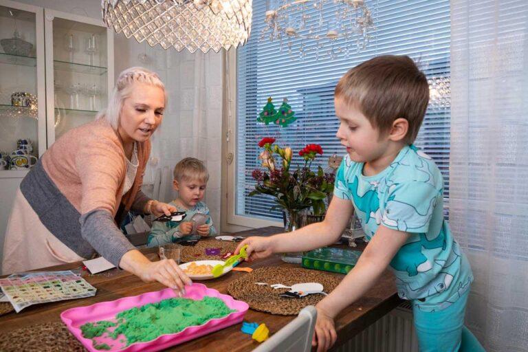 Perhehoitaja Leena Aaltonen ja William ja Robert