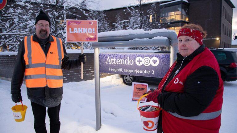Lakkoilijat kokoontuvat yksityisen sosiaalipalvelualan lakkoon Oulussa talviaamuna.