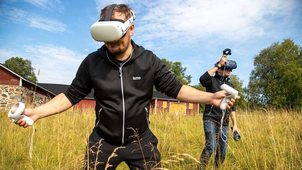 nuorisotyöntekijät VR-lasien kanssa