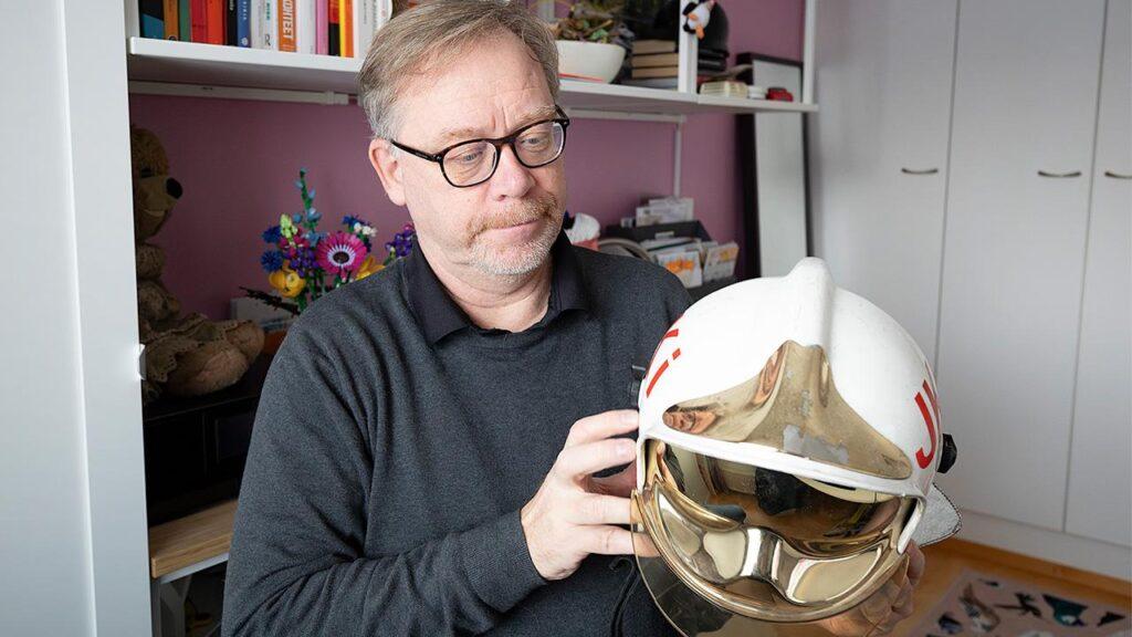 Jari Korkiamäki on Vuoden palomies. Hänen kädessään on pelastajan kypärä