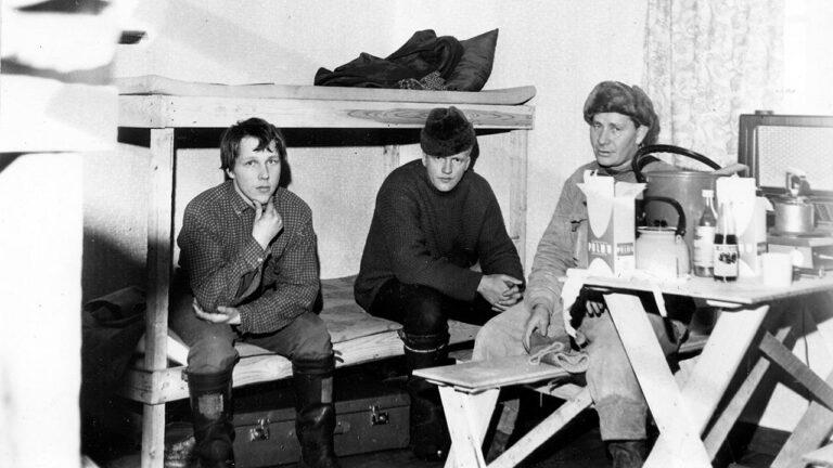 Lapiolinjalla. Pohjoisesta tuotuja siirtotyöläisiä Kirkkonummella parakissaan vuonna 1969.