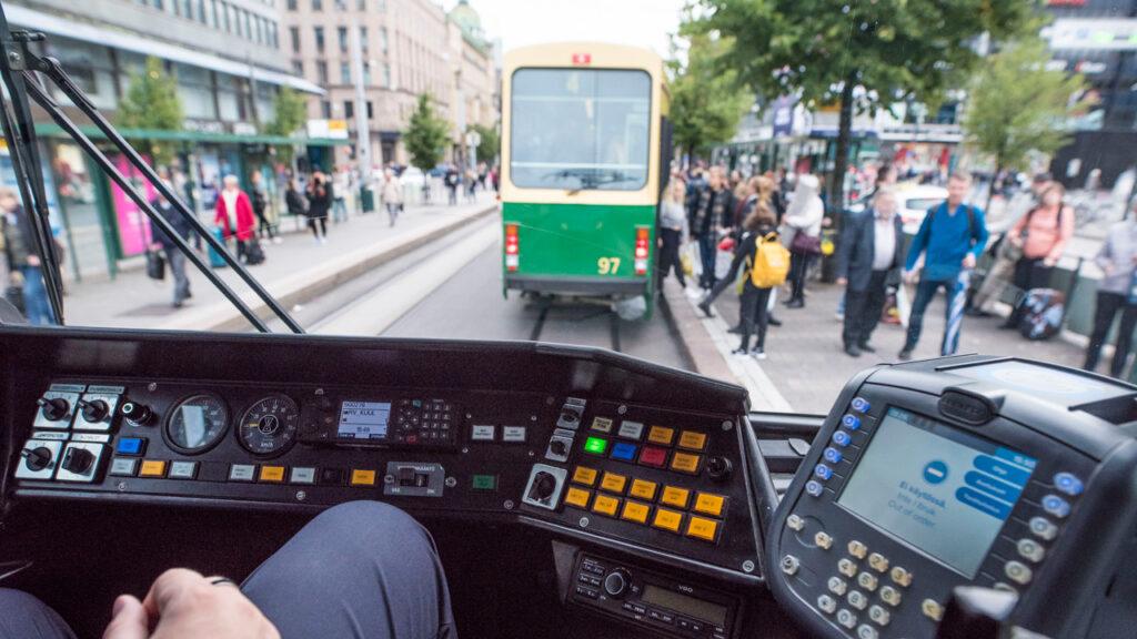 Rautiovaununkuljettajan näkymä ulos ohjaamosta.