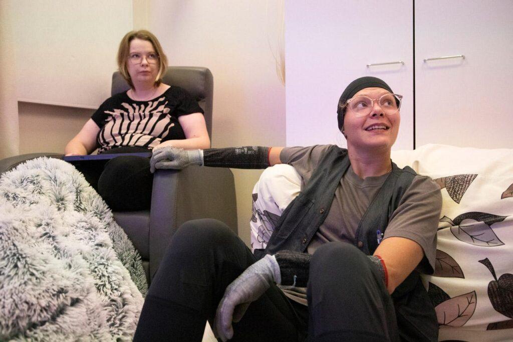 Turvahiha sohvalla Oulun Konstissa