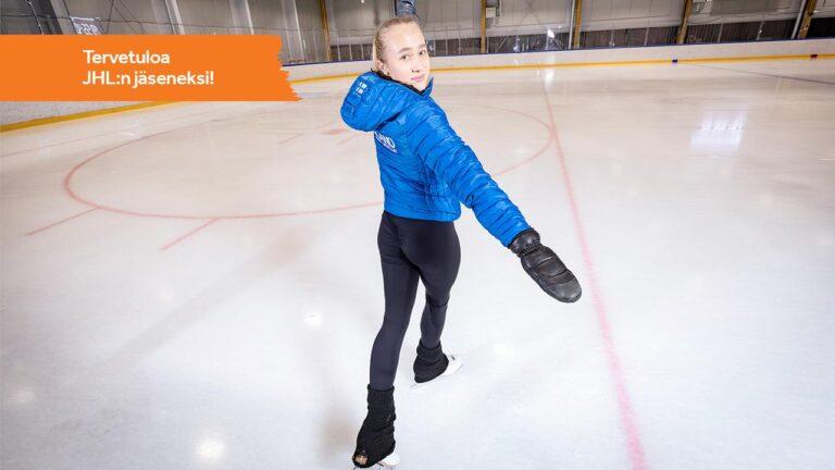 Valmentaja Emma Piitulainen luistinradalla.