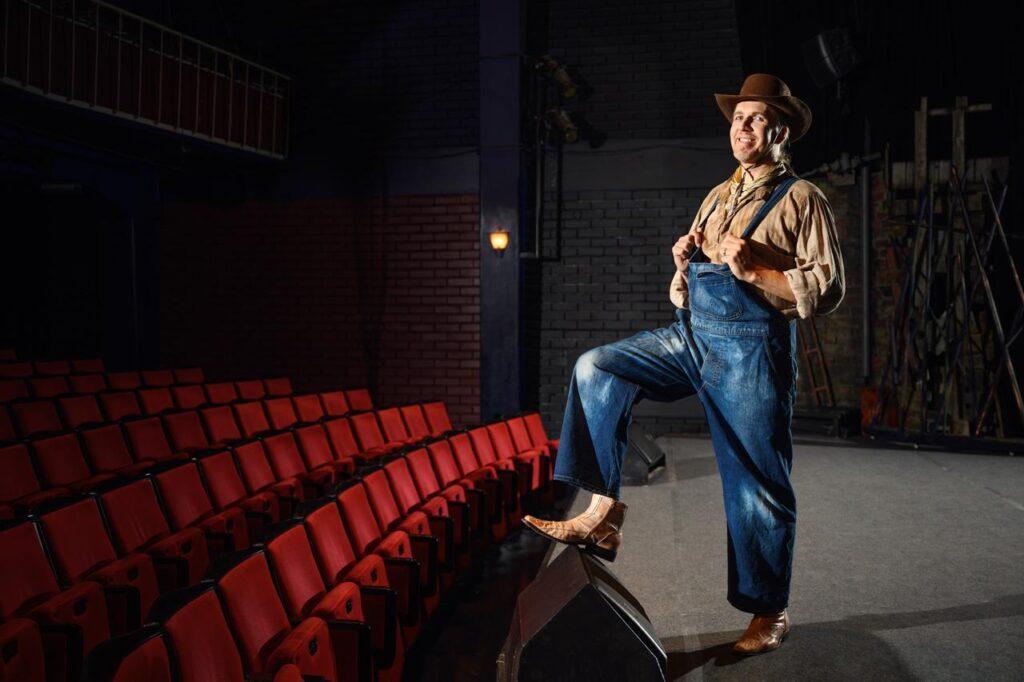 Jarkko Virta teatterin lavalla