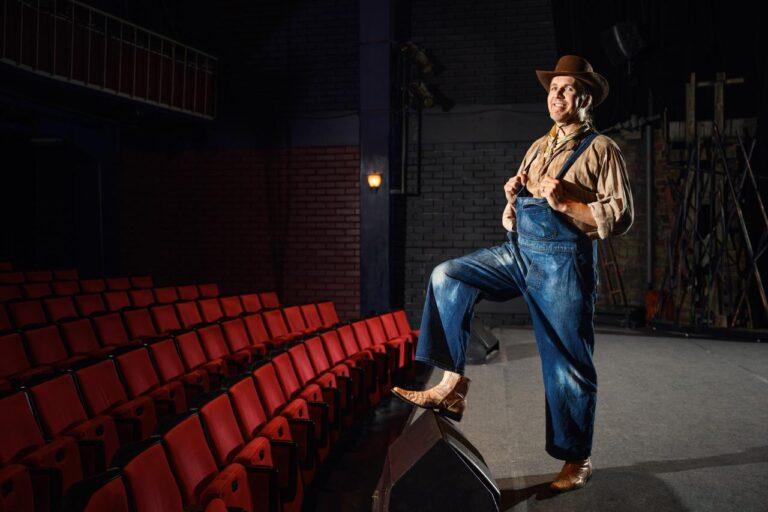 Jarkko Virta teatterin lavalla