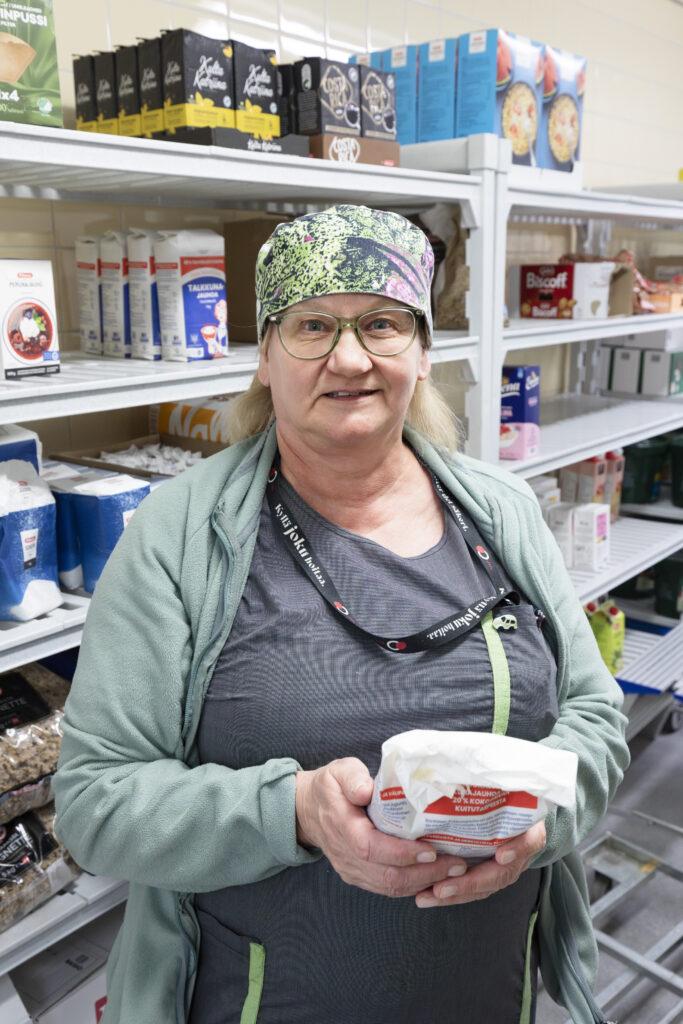 Lissu Länsimäki katsoo kameraan Karkkilan keskuskeittiössä.