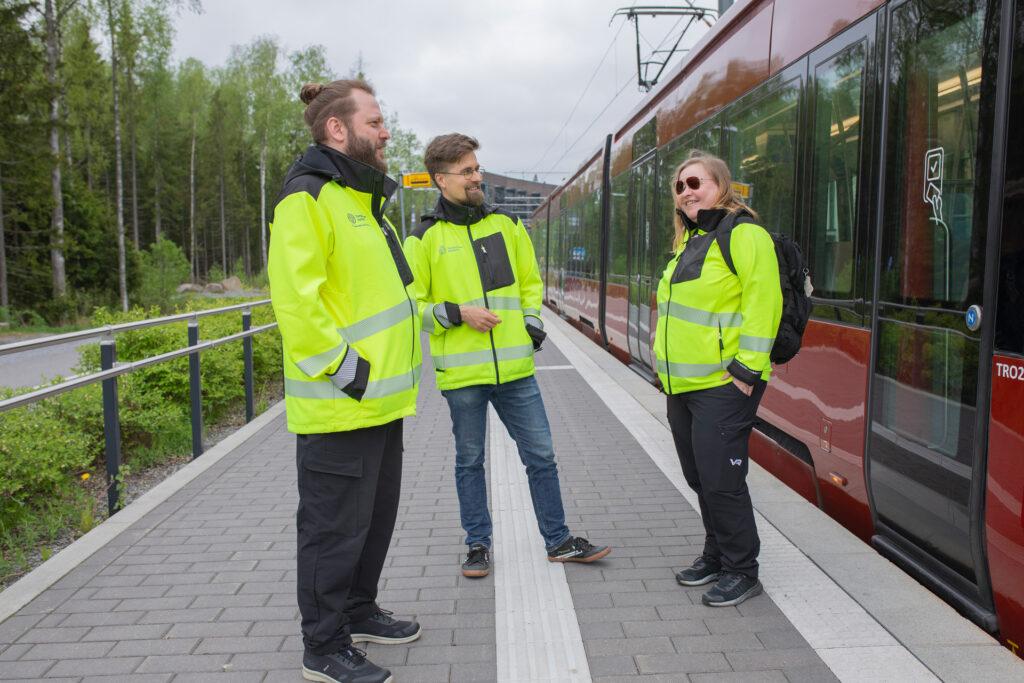 Tampereen Ratikan pääluottamusmies Viljami Vaskonen juttelee työkaveriensa kanssa raitiovaunun kupeessa.
