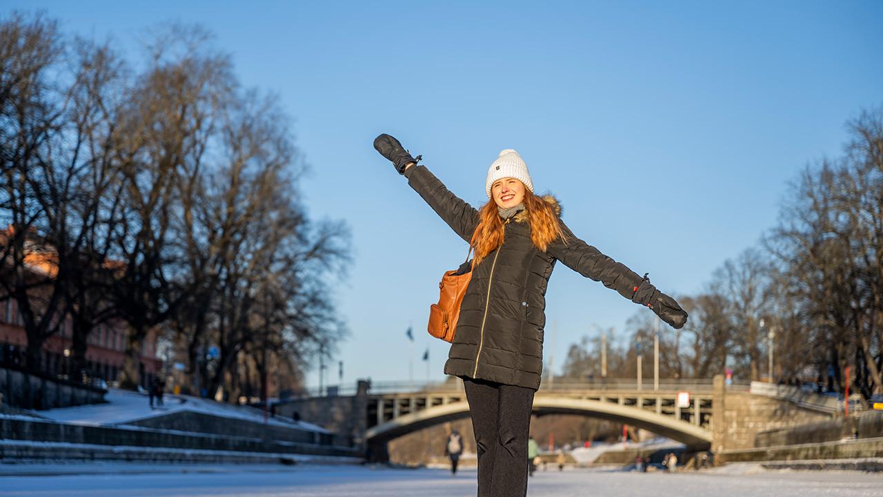 Alicia Iredale seisoo Turussa Aurajoen jäällä auringonpaisteessa.