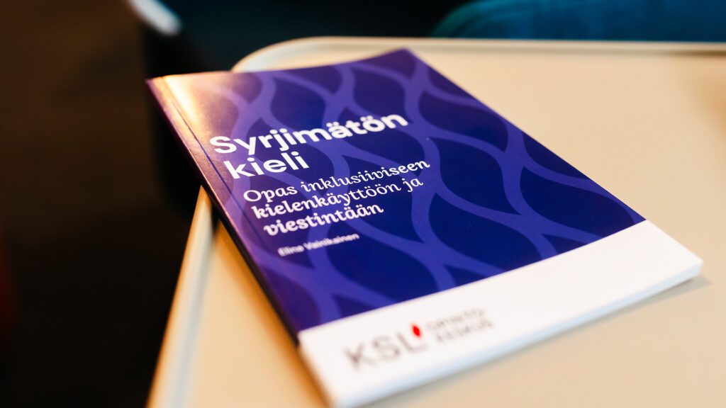 Syrjimätön kieli -opas pöydällä.