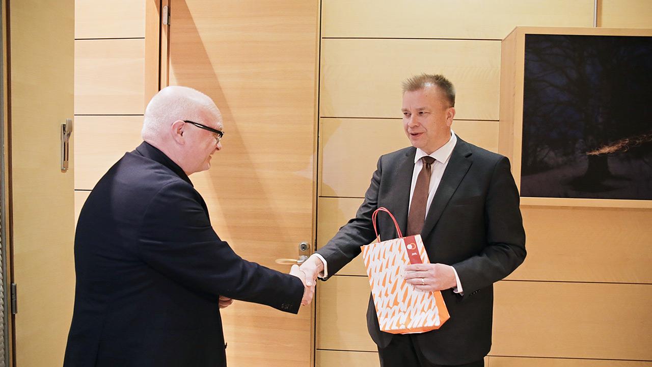 JHL:n puheenjohtaja Håkan Ekström luovuttaa sammutuspeiton keskustan puheenjohtaja Antti Kaikkoselle.