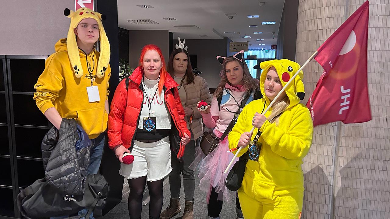 Nuoria ammattiyhdistysaktiiveja ammattiliitto JHL:n Amazing Race -tapahtumassa keväällä 2024.