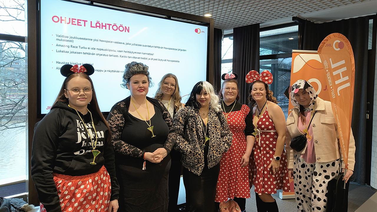 Nuoria ammattiyhdistysaktiiveja ammattiliitto JHL:n Amazing Race -tapahtumassa keväällä 2024.