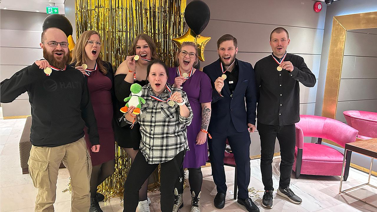 Nuoria ammattiyhdistysaktiiveja ammattiliitto JHL:n Amazing Race -tapahtumassa keväällä 2024.