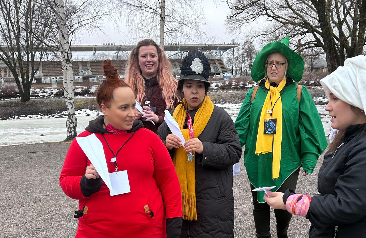 Nuoria ammattiyhdistysaktiiveja ammattiliitto JHL:n Amazing Race -tapahtumassa keväällä 2024.