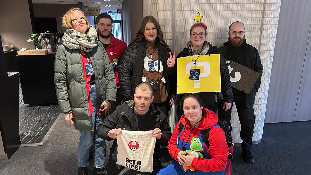 Nuoria ammattiyhdistysaktiiveja ammattiliitto JHL:n Amazing Race -tapahtumassa keväällä 2024.