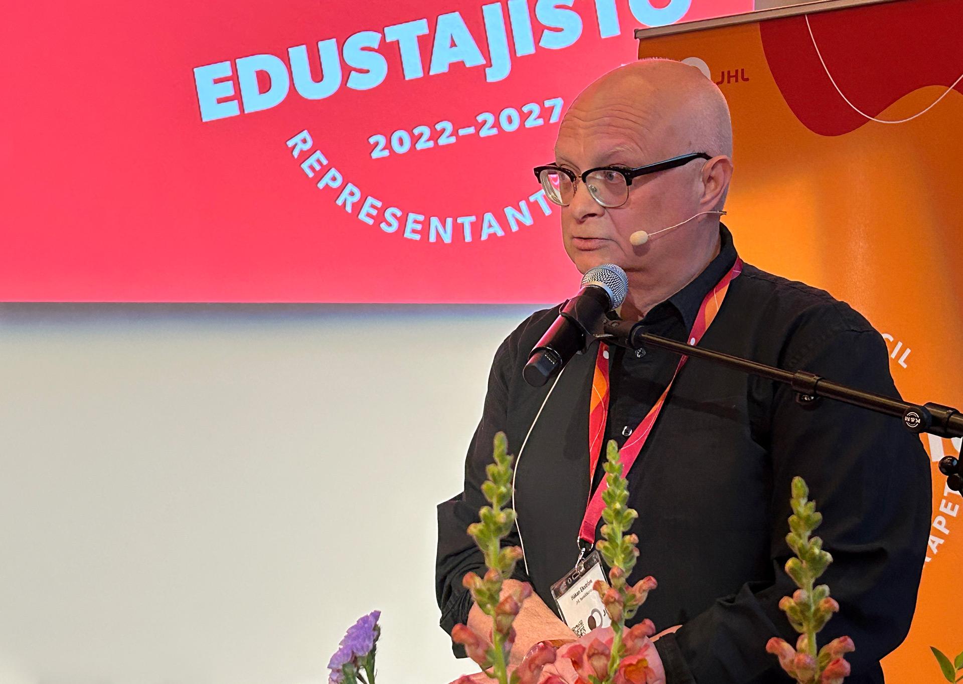 JHL:n puheenjohtaja Håkan Ekström puhui JHL:n edustajiston kokouksessa.