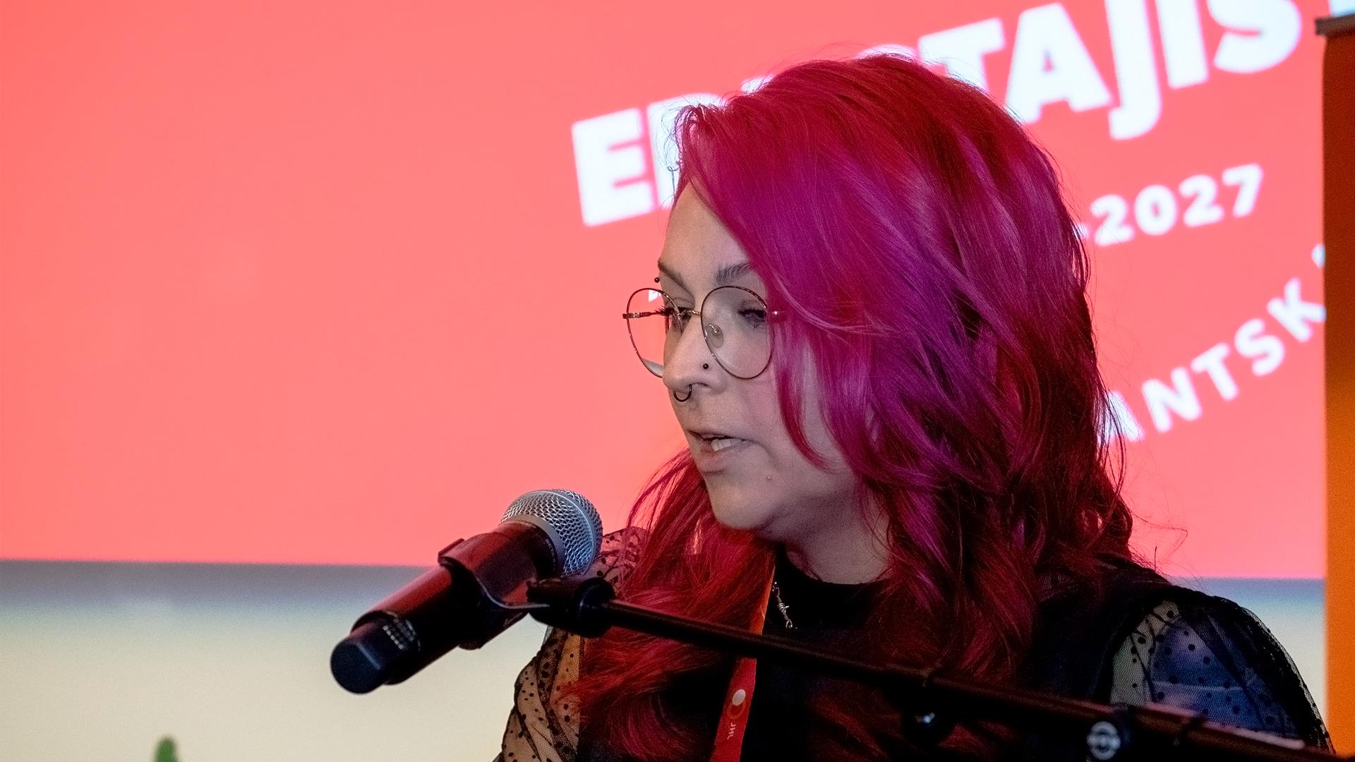JHL:n nuorisofoorumin edustaja Laura Göös puhui JHL:n edustajistossa.