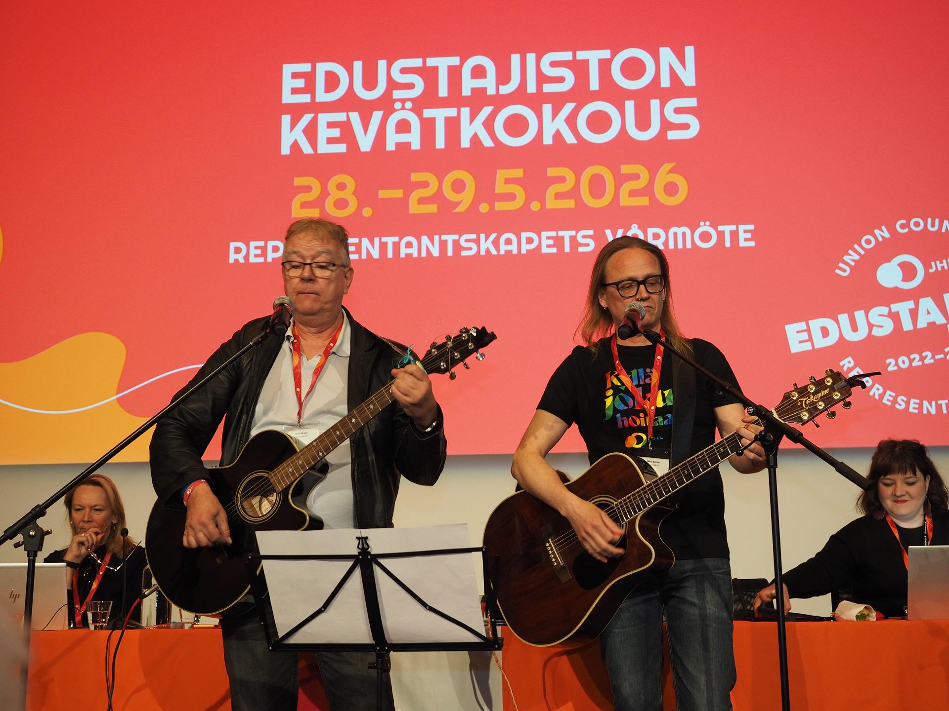 Tero Strand (vas.) ja Mika Byman soittavat kitaraa JHL:n edustajistossa.