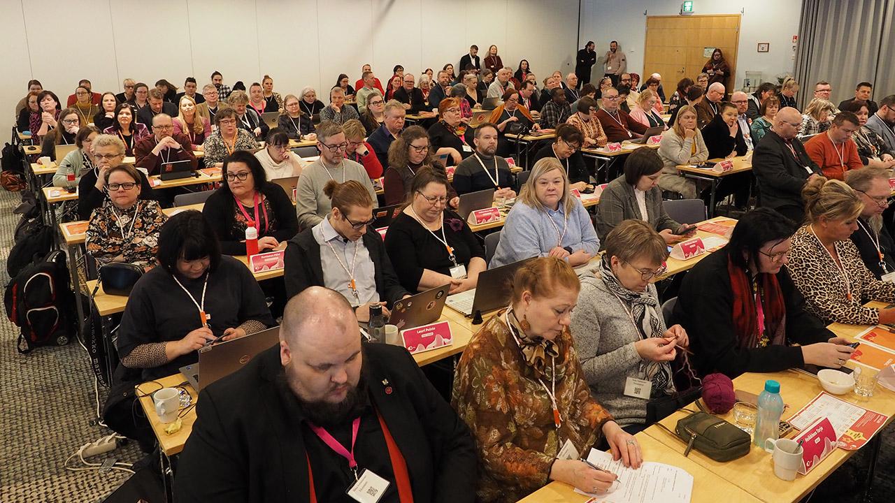 JHL:n edustajiston jäseniä kevätkokouksessa 2024.