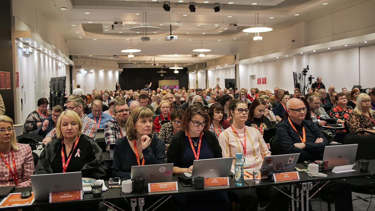 Edustajiston syyskokous veti kokoussalin täyteen JHL:n väkeä.