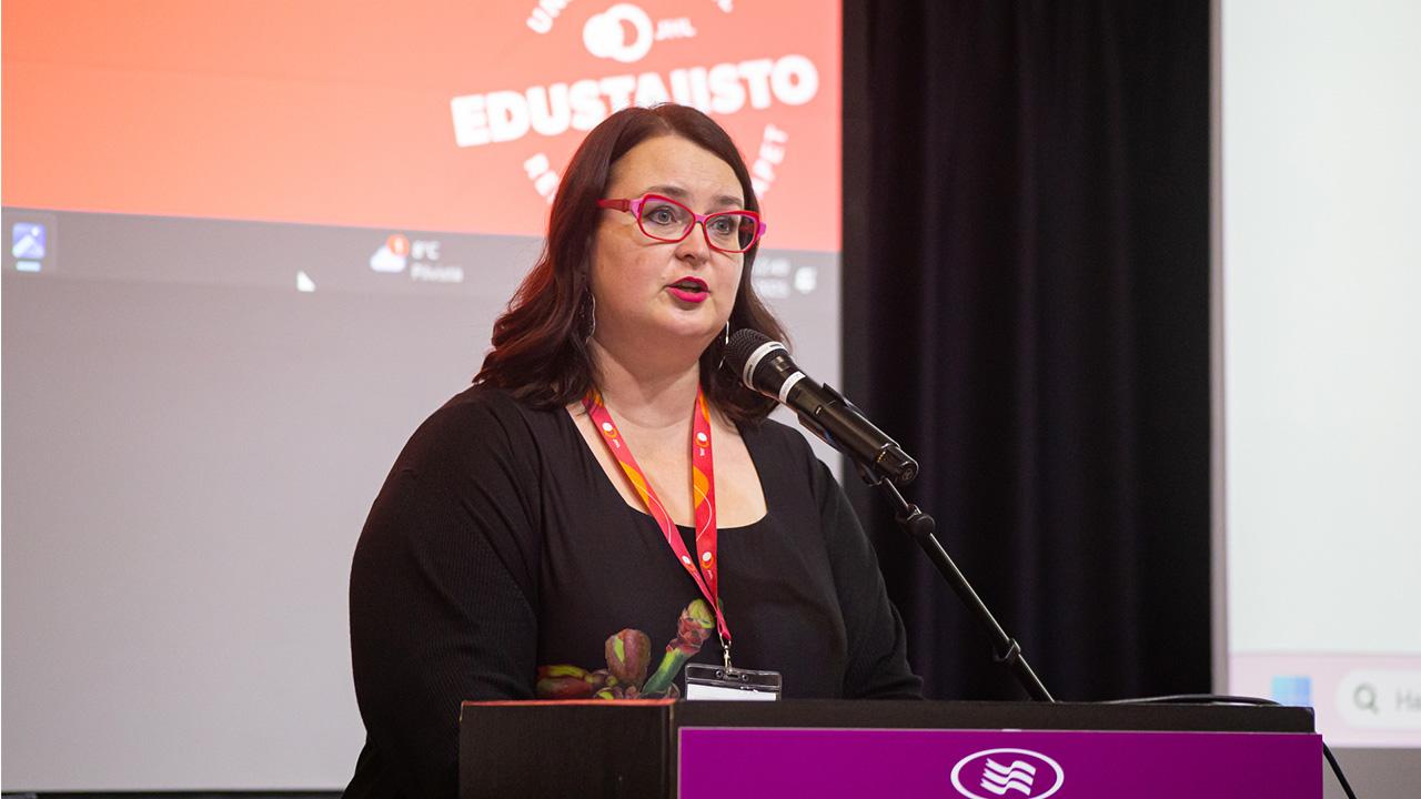 Edustajiston jäsen Pia Lohikoski