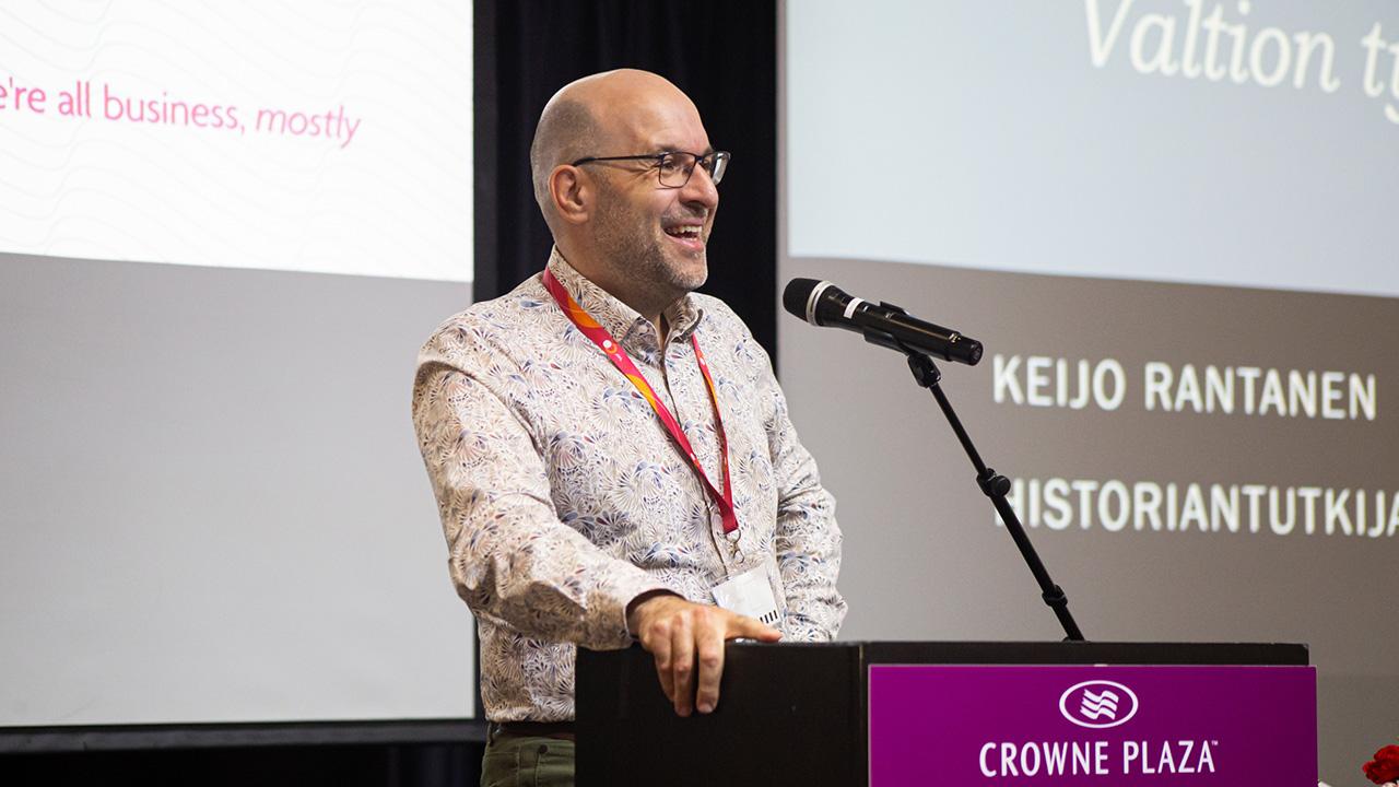 Työväenhistorijoitsija Keijo Rantanen kertoi aloittamastaan JHL:n historiikin kirjoitusurakasta.