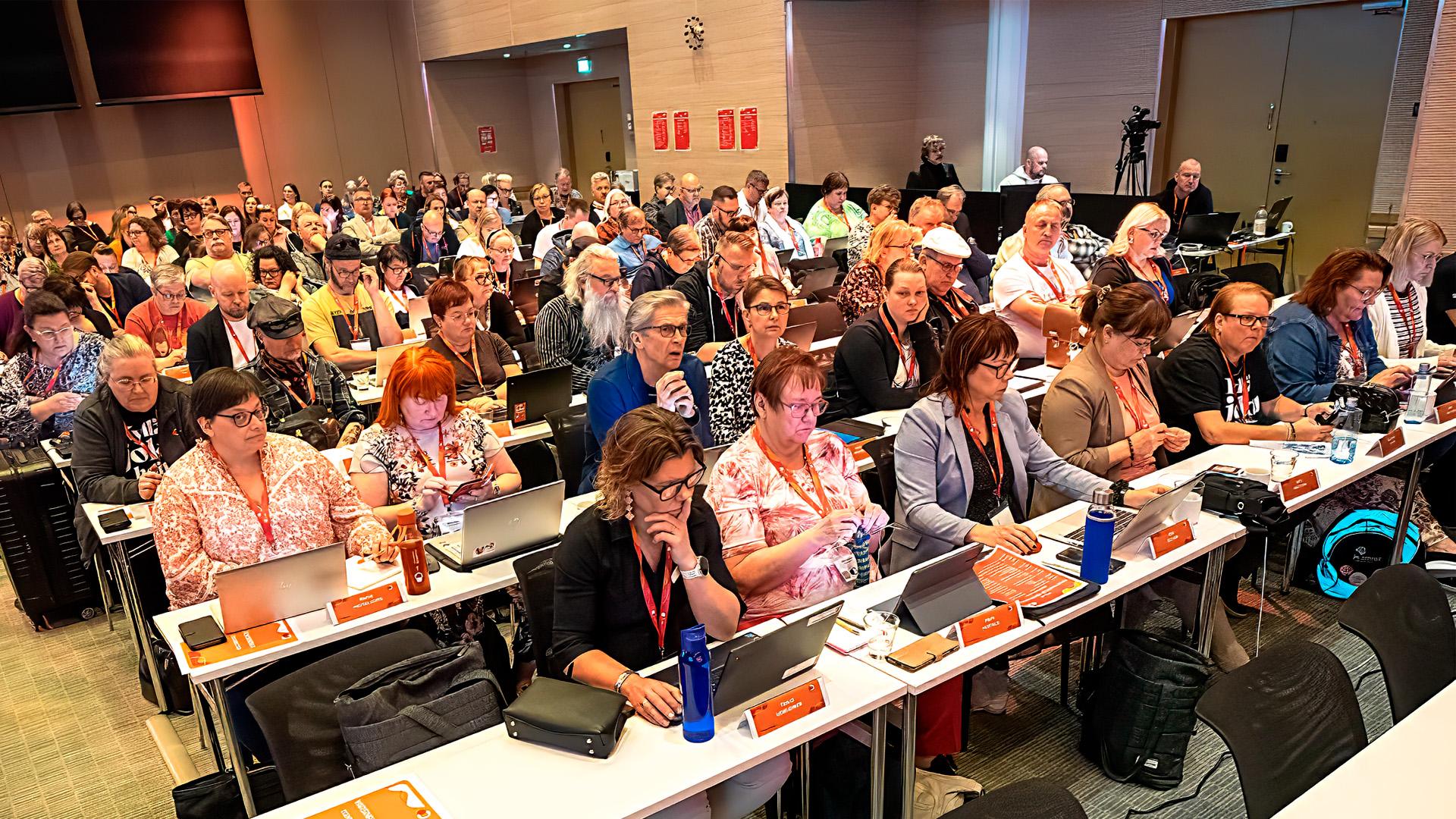 Yleiskuvaa ammattiliitto JHL:n edustajiston kokouksesta.