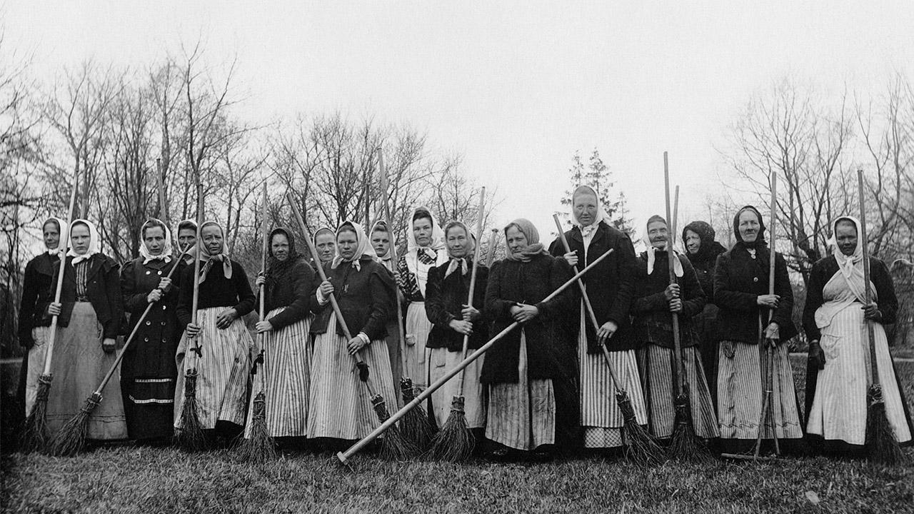 Puistotyöntekijöitä Hakasalmen puistossa vuonna 1910.