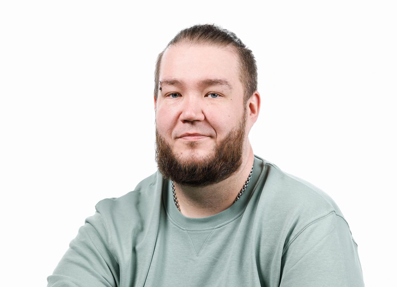 Pasi Järviö Seinäjoelta työskentelee nuorisokodissa ohjaajana. Hän kohtaa konflikteja niin nuorten kanssa kuin pääluottamusmiehen roolissa.
