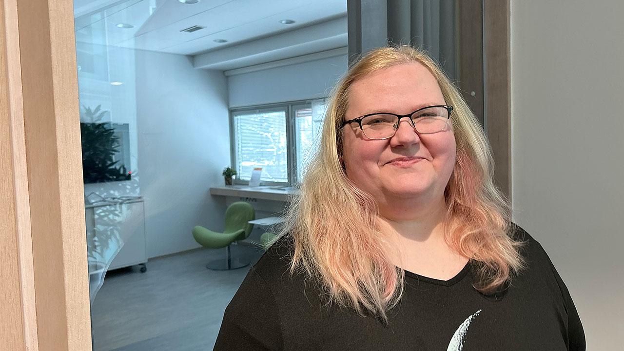 Heidi Rajakangas katsoo kameraan.