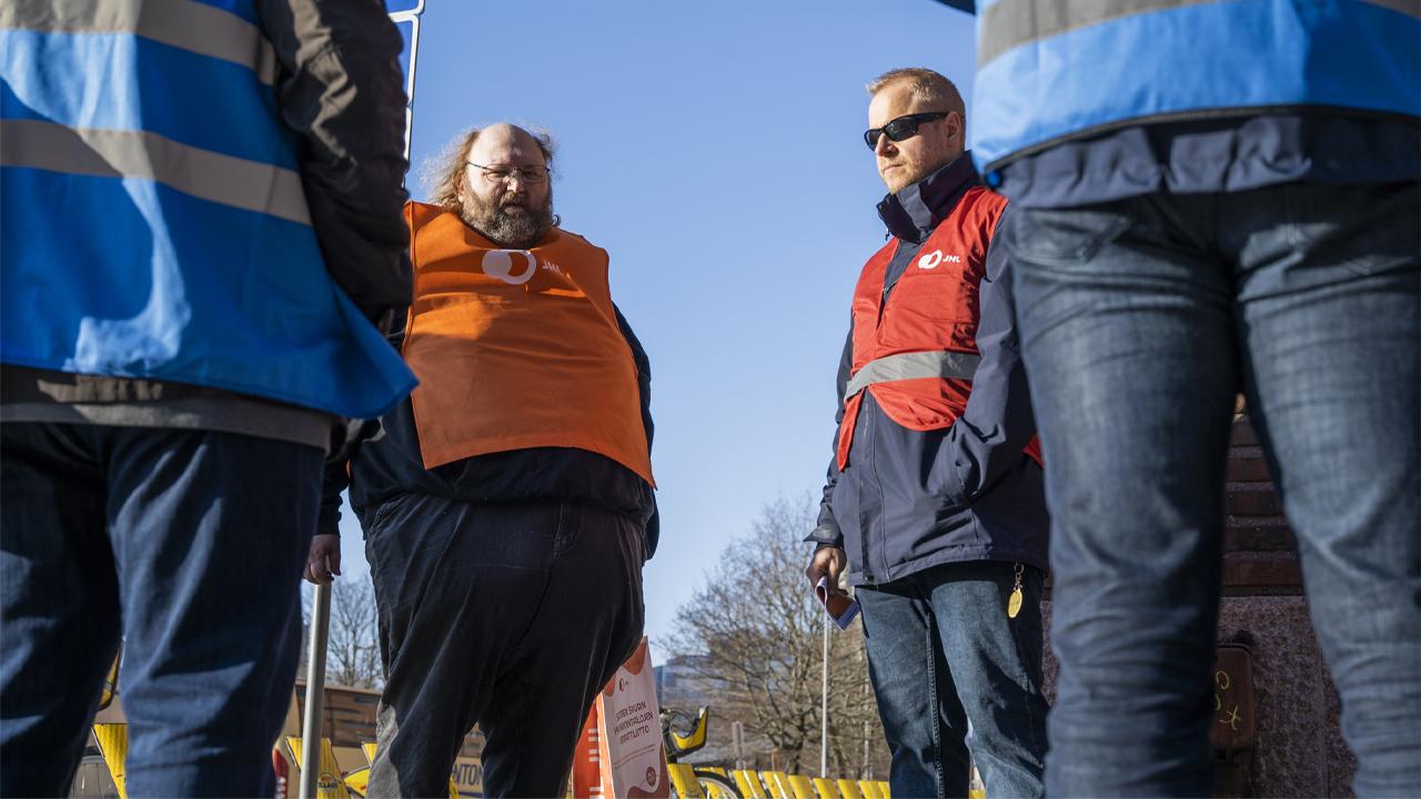 JHL:n lakkovahdit Petri Kauppi ja Eero Salonen seisovat Valtori-viraston edessä valtion lakkopäivänä.