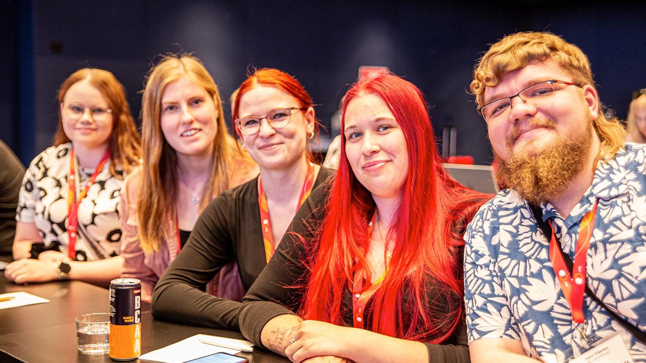 Nuorisofoorumin puheenjohtaja Laura Körkkö (vas.), Elli Veijalainen, Elisa Kivinen, varapuheenjohtaja Säde Kalpio ja Leevi Viljanen JHL:n edustajiston kokouksessa kesäkuussa 2025.