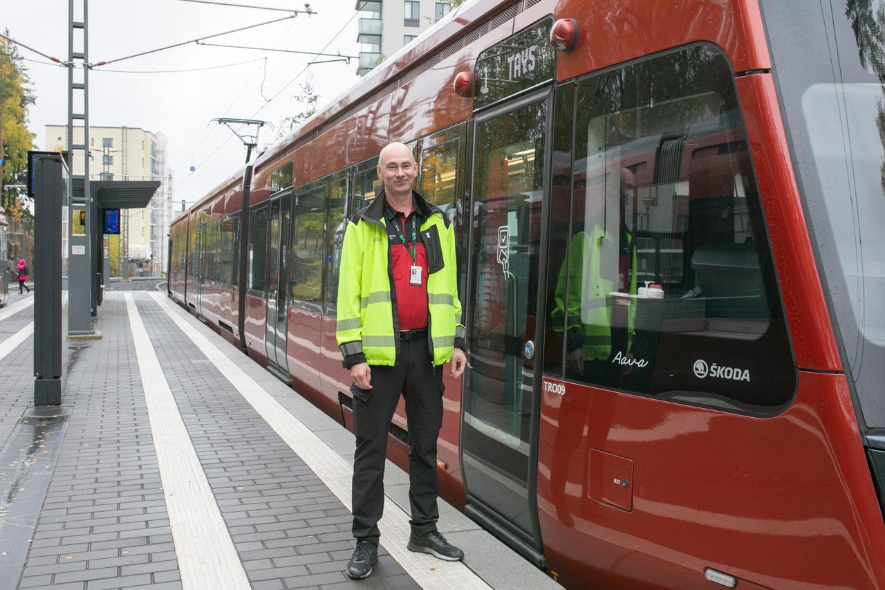 Ratikankuljettaja Jere Suominen seisoo Tampereen ratikan ovella.