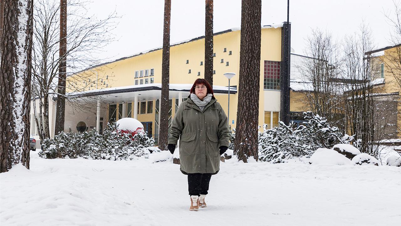 Pääluottamusedustaja Katja Juuti kävelee koulun edustalla lumisessa Kirkkonummessa.