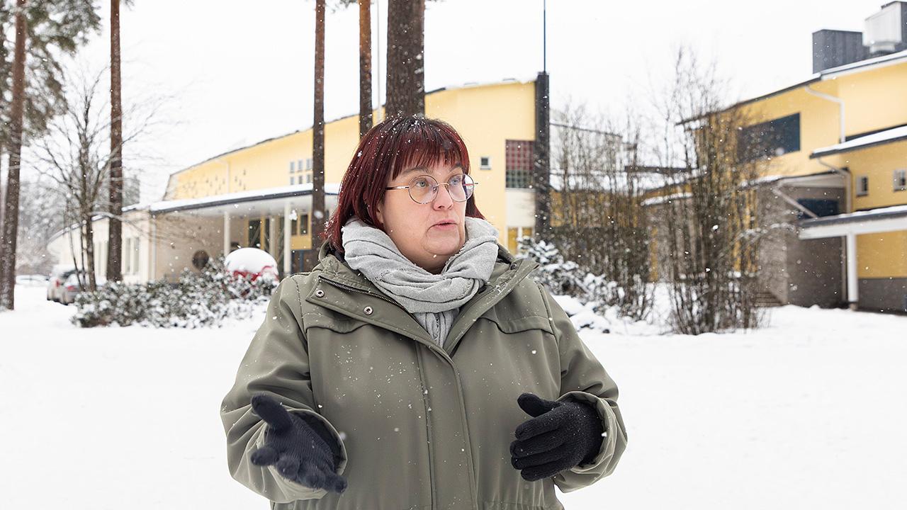 Pääluottamusedustaja Katja Juuti kävelee koulun edustalla lumisessa Kirkkonummessa.