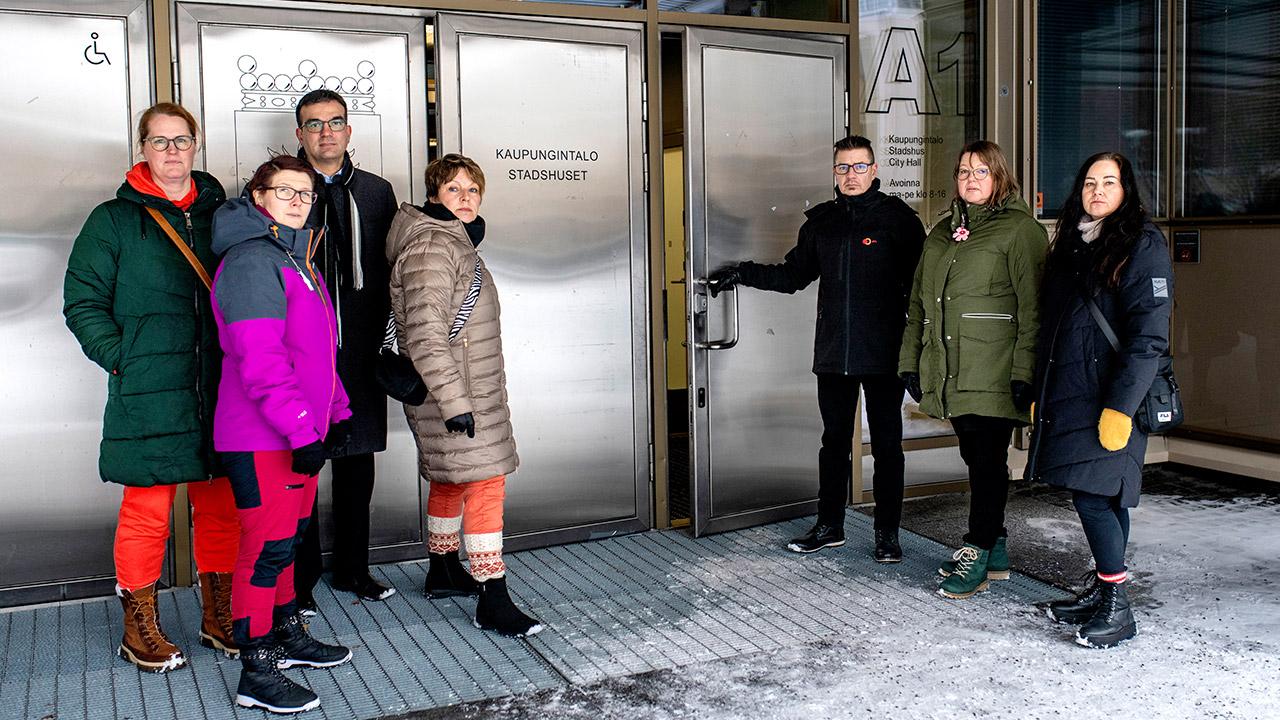 Kokkolan koulunkäynninohjaajat haluavat päästä neuvottelemaan työmääristä kaupungin kanssa.