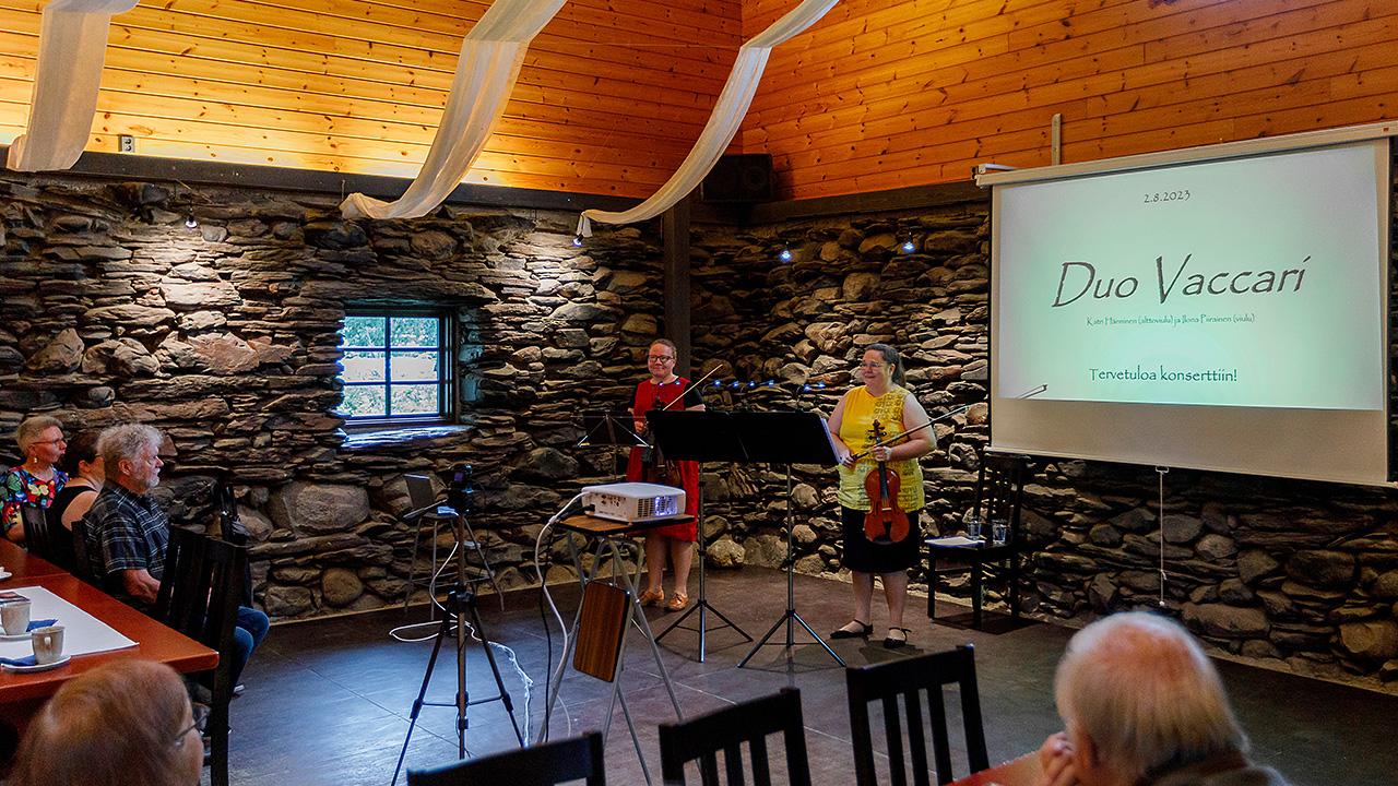 Duo Vaccarin viulistit Katri Hänninen ja Ilona Piiarainen