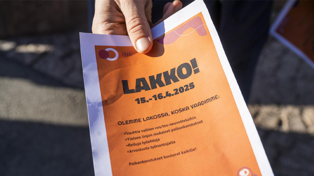 Lähikuvassa JHL:n lakkoflaijeri valtion virkamiesten lakkopäivänä.