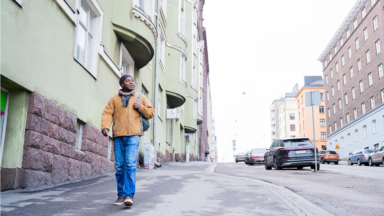 Kotihoidon lähihoitaja Percy Mashaire kävelee Kallion kadulla.