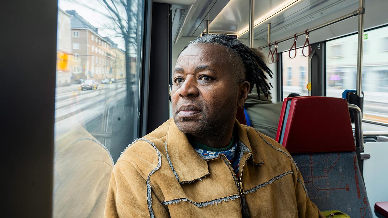 Kotihoidon lähihoitaja Percy Mashaire istuu raitiovaunussa.