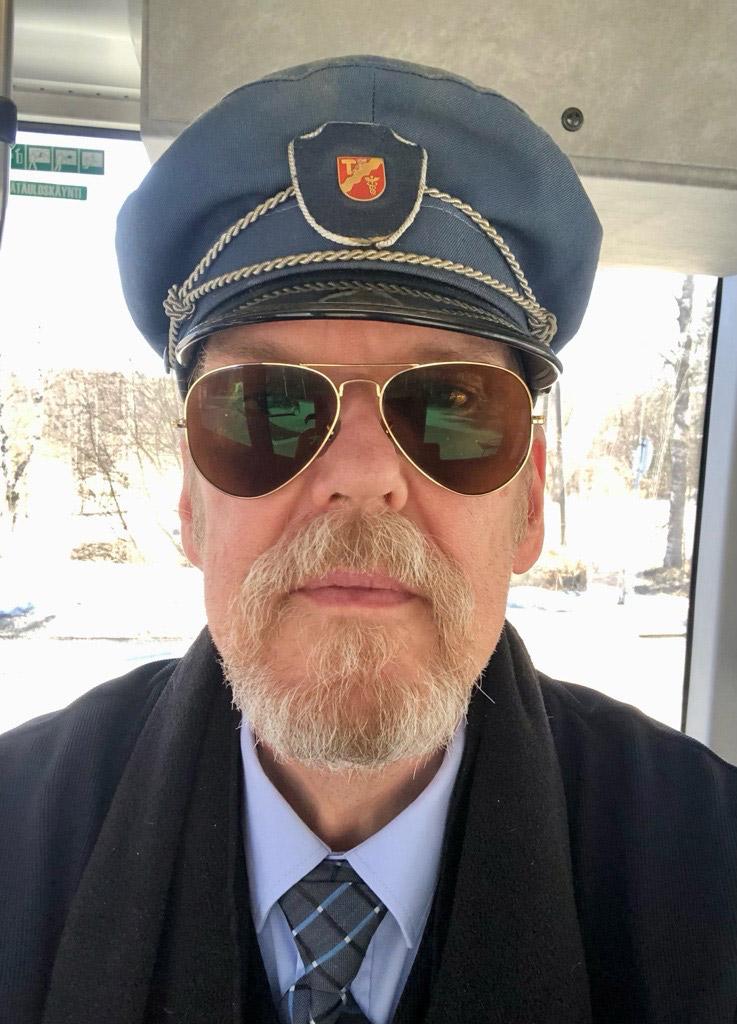 Bussinkuljettaja Mika Sinisalo katsoo kameraan.