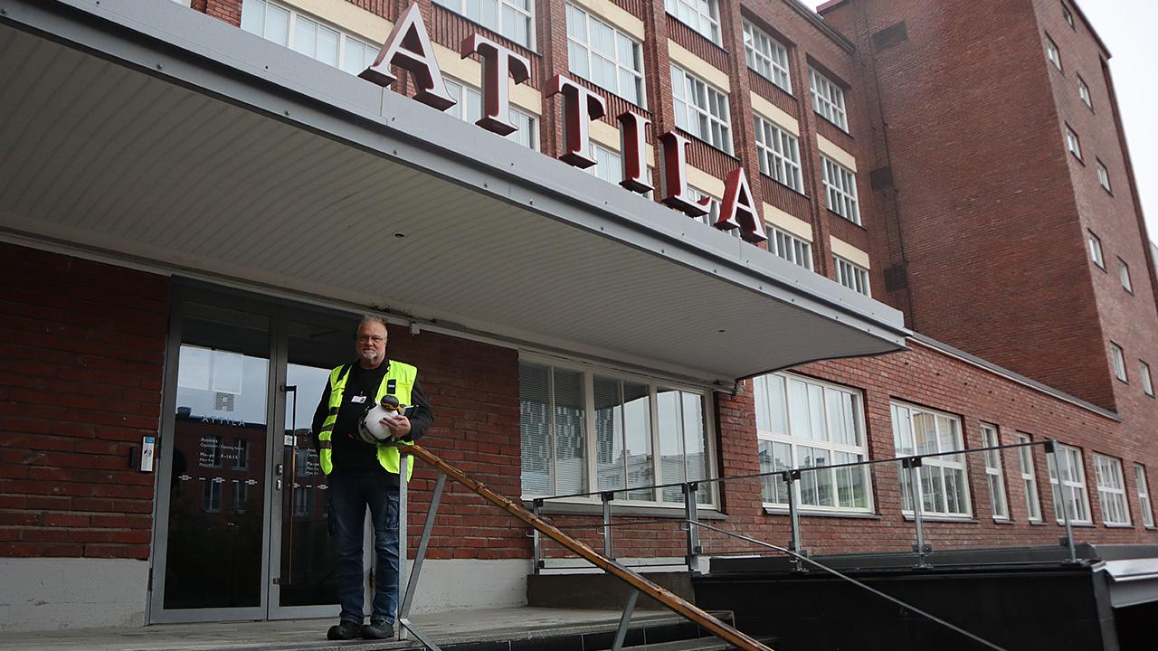 JHL:läisten pääluottamusmies Jyri Saarikoski työskentelee työsuojelutarkastajana Länsi- ja Sisä-Suomen aluehallintovirastossa. Kohta hänen työpaikkansa vaihtuu uuteen Lupa- ja valvontavirastoon. 