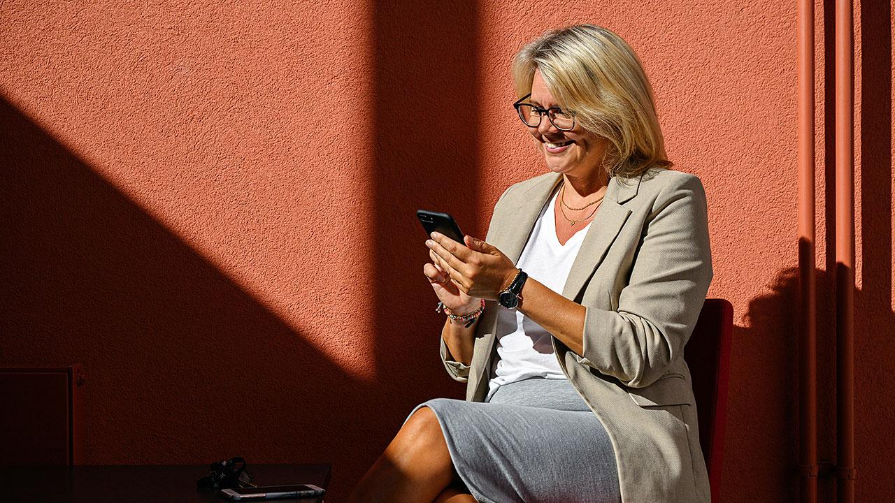 En kvinna med sin telefon.