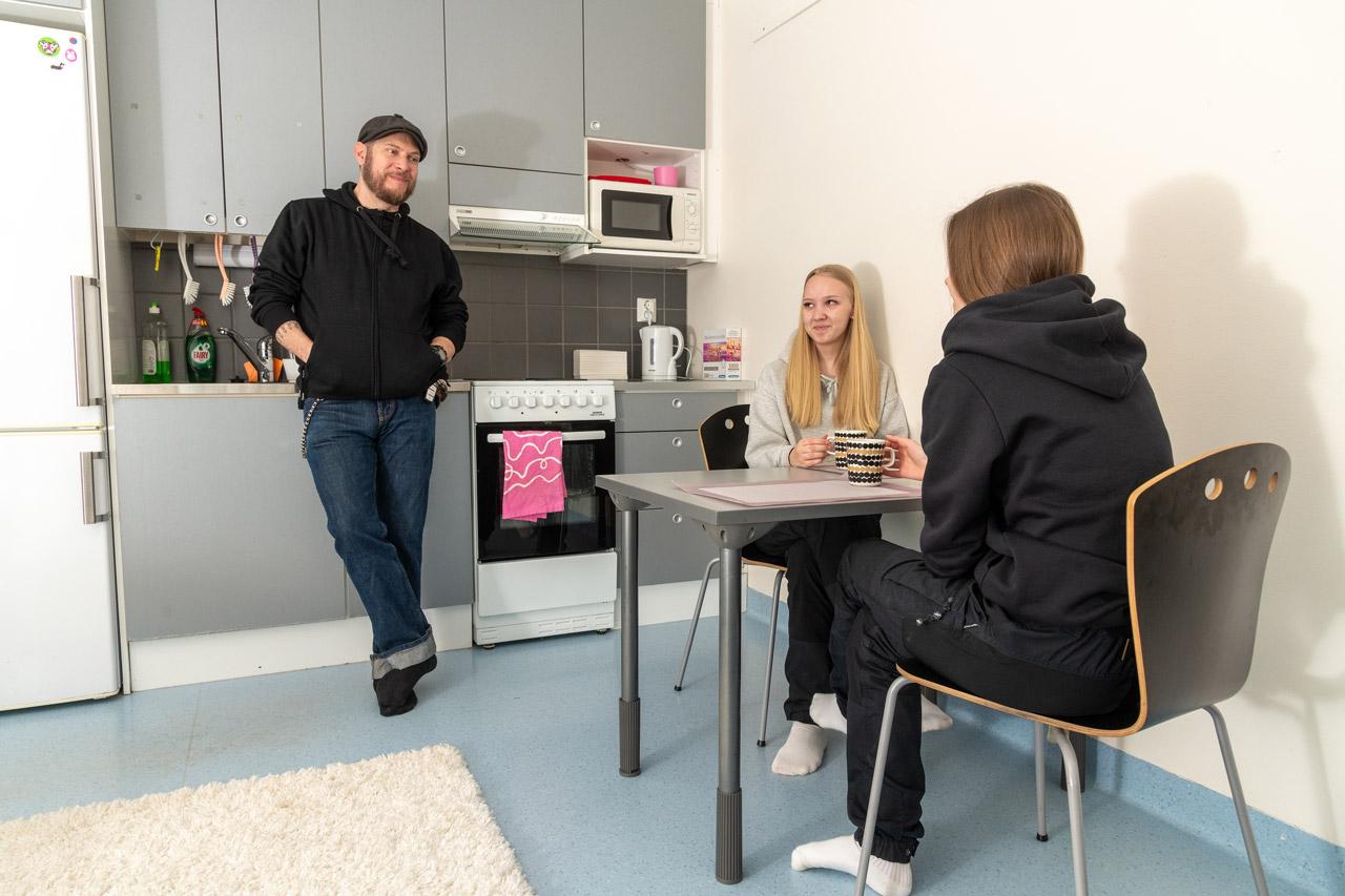 Tommi Lapinjoki keskustelee opiskelijoiden kanssa. Kuvassa Sanni Yli-Suvanto, 16 ja Ronja Mäkelä, 16
